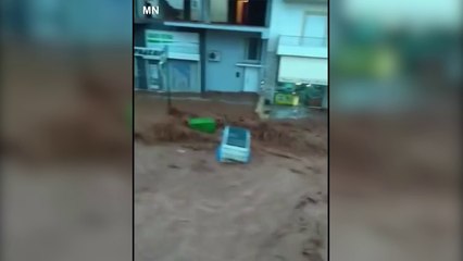 Download Video: PERMBYTJE NE GREQI, EVAKUOHEN BANORE DHE TURISTE NGA KATET E PARA TE QYTETIT MANDRA LAJM