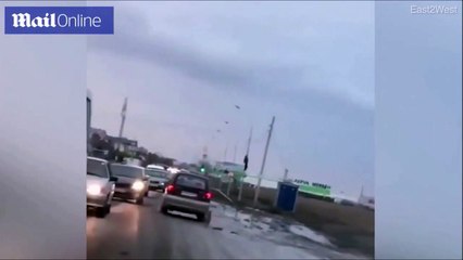 Ce pauvre chien poursuit la voiture de son maître qui vient de labandonner