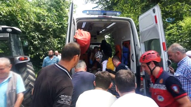 Şaha kalkan traktör ile römork arasına sıkışan sürücüyü itfaiye kurtardı