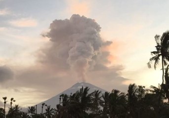 Скачать видео: Mount Agung Eruption Threatens to Disrupt Flights in Bali