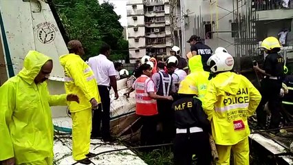 Cinco muertos tras estrellarse un avión en Bombay