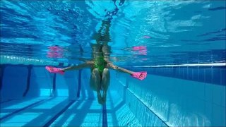 3 exercices pour se tonifier avec des mini-palmes à la piscine ou à la plage