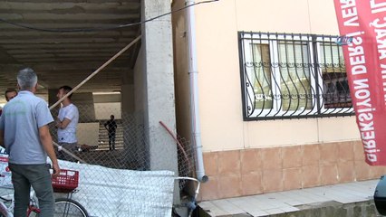 İki inşaat arasına sıkışan köpek için nefes kesen kurtarma operasyonu