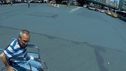 Trafikte mahsur kalan engelliye böyle siper oldu
