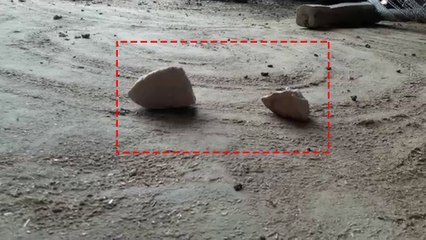 यूपी के एक गांव  में आधी रात को रोशनी के साथ गिरे रहस्यमयी पत्थर- वीडियो