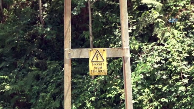 Yol genişleyince elektrik direği yolun tam ortasında kaldı