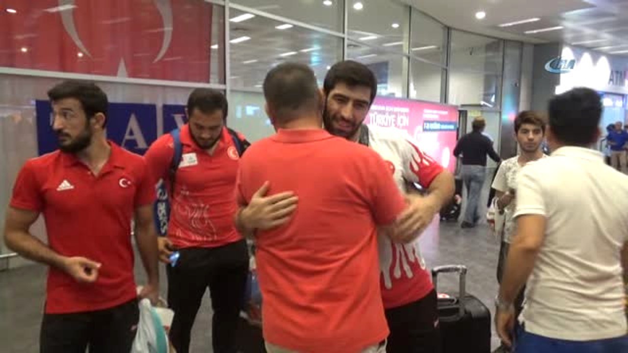 Güreş Milli Takımı İstanbul'a Geldi