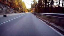 Un longboarder frôle la mort dans une descente !