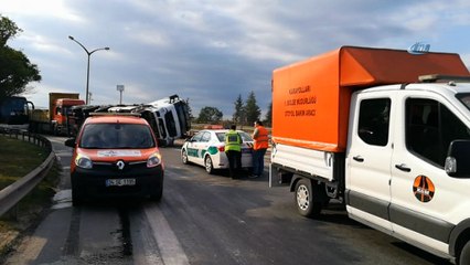 Demir yüklü kamyon yan yattı