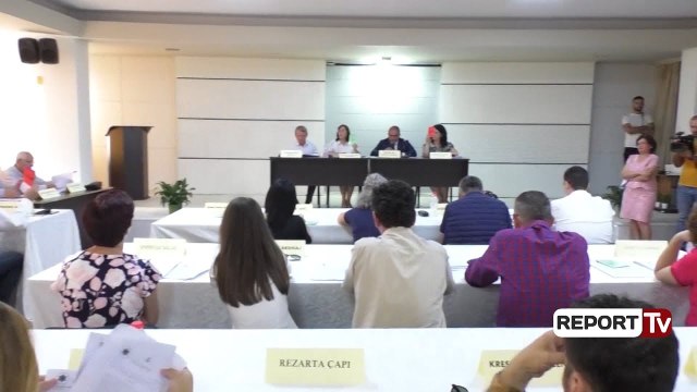 Report Tv - Vlorë, rritet çmimi i ujit të pijshëm me 143%