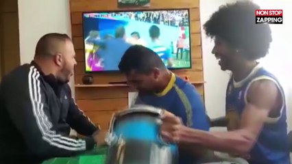 Brésil : Regardez comment ce supporter sourd et aveugle suit les matches du Mondial (Vidéo)