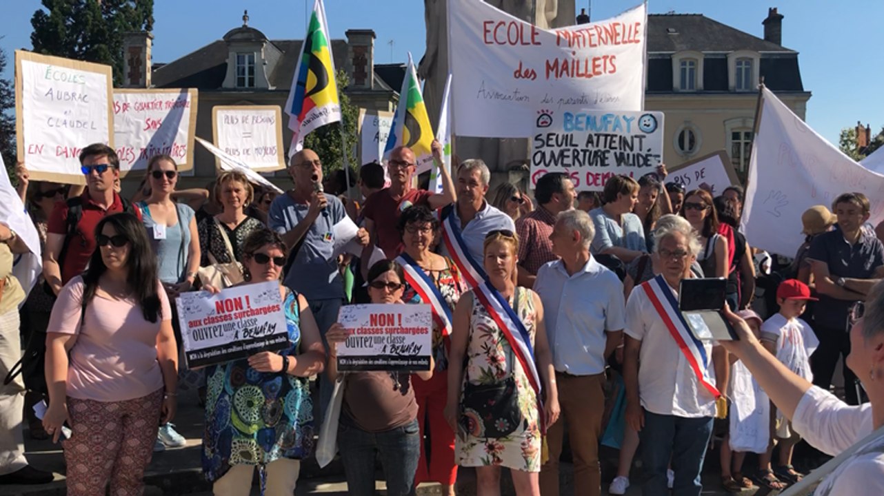 Manifestation contre la carte scolaire devant la préfecture