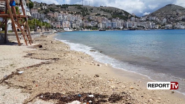 Report Tv - Sarandë, reshjet e shiut mbushin me mbetje bregun e detit