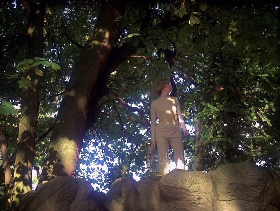 Mondbasis Alpha 1  S1E15 - Die Steinzeitfalle