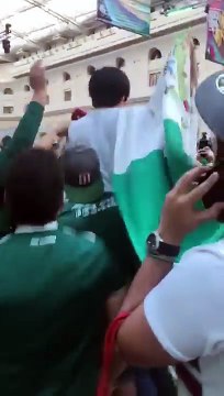 Ce fan Coréen est fêté par les mexicains après la défaite de l'Allemagne en coupe du monde !