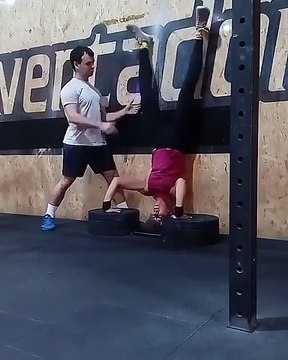 Sport : elle assomme son prof / coup de pieds dans la tête !