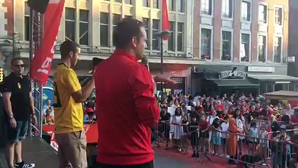 Un lancer de confettis géant a été organisé durant la mi-temps des Diables à Verviers ce jeudi soir