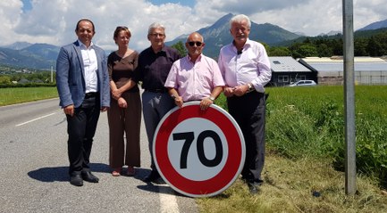 Limitations de vitesse : le président du Conseil départemental riposte et démonte un panneau "70 km/h"
