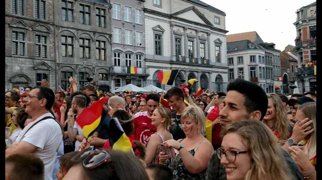 Les Montois célèbrent le but des Diables Rouges face à l'Angleterre