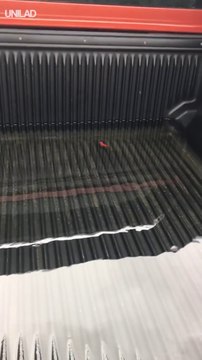 Il a un poisson rouge dans la remorque de son pick-up