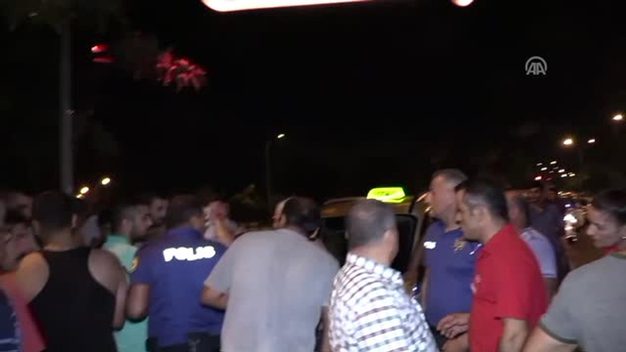 Taksiyle Çarpışan Otomobil Sulama Kanalına Düştü: 3 Yaralı