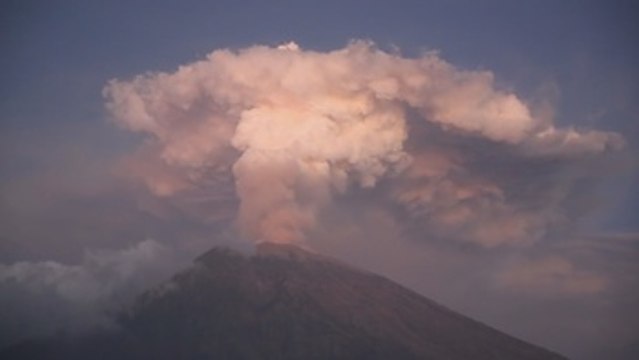 Indonesia cierra tres aeropuertos por la erupción del volcán Agung, en Bali