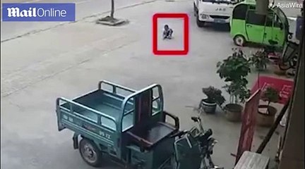 Ngồi chơi một mình cháu bé bị xe cán qua người