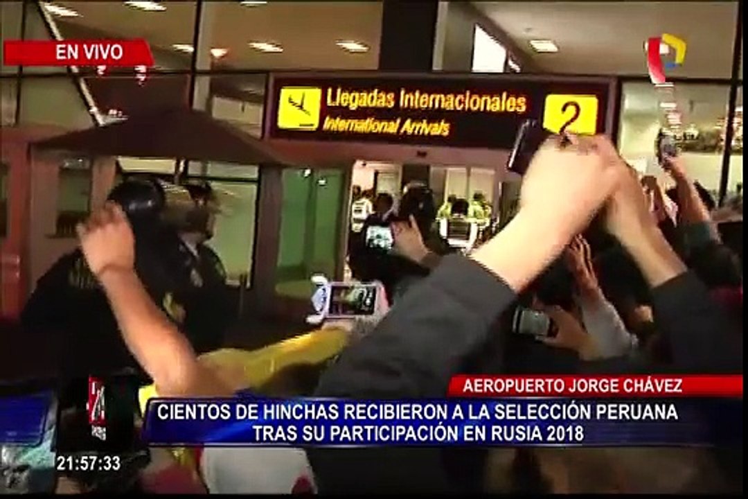 Hinchas esperan con alegría la salida de la 'bicolor' del aeropuerto Jorge Chávez