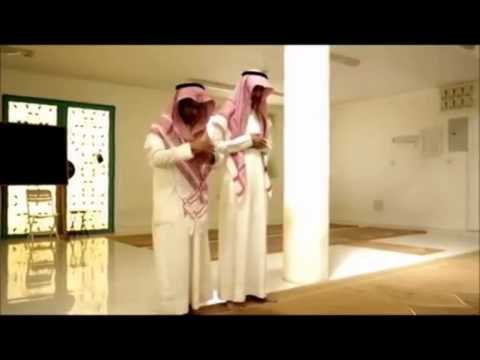 من الأخطاء في الصلاة : رفع اليدين باتكبير حين النزول للسجود أو القيام منه