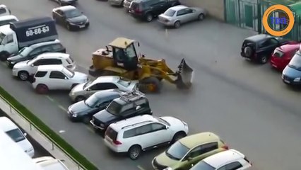 Il vole un bulldozer et écrase des voitures