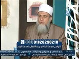 حكم من يسهر بالليل وينام بالنهار ويجمع صلاة الظهر مع العصر ؟