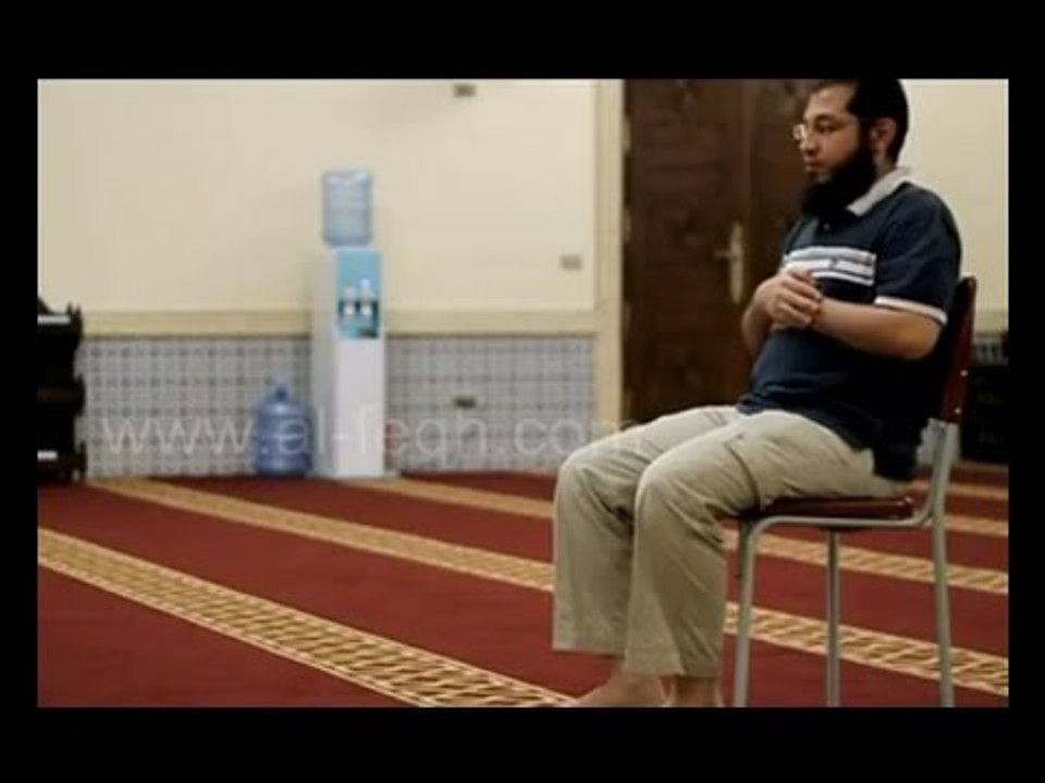 كيف تكون الصلاة على كرسي في المسجد ؟