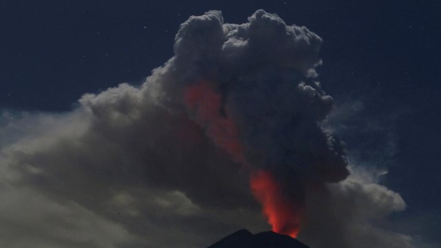 Bali : un énorme nuage de cendres cloue les avions au sol
