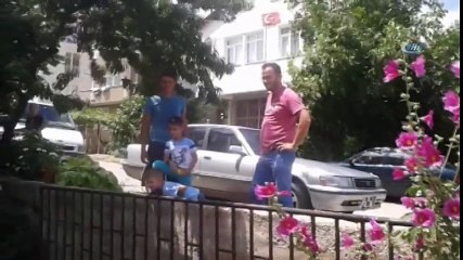Apartmana Yıldırım Düştü, Binadan Düşen Tuğla ve Beton Parçaları Otomobile Hasar Verdi