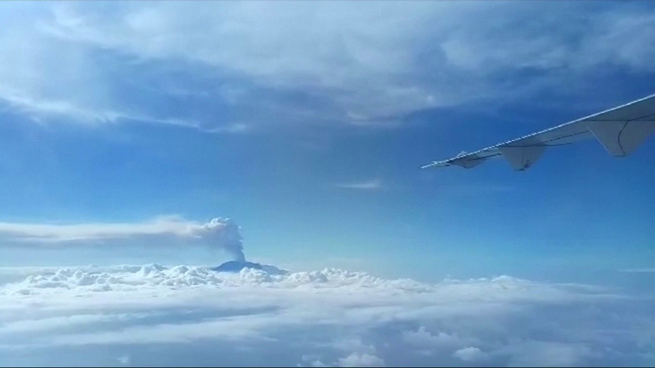 Bali: l'éruption du Mont Agung capturée par le passager d'un avion
