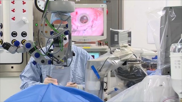 هذا الصباح- روبوت يجري عملية جراحية لشبكية العين