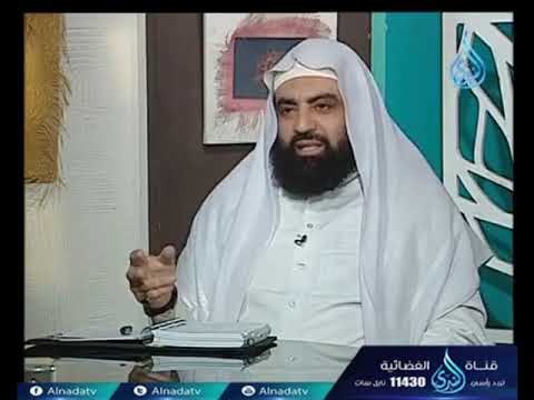 إذا دخل يوم الجمعة أثناء الأذان فهل يردد الاذان أم يصلى تحية المسجد ؟