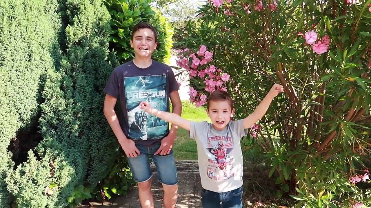 THE FLOOR IS LAVA CHALLENGE - LE SOL C'EST DE LA LAVE !  - DANS NOTRE MAISON DE VACANCES ☀️