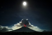 Endonezya'da Agung Yanardağı Harekete Geçti