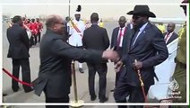 شاهد|وصل الخرطوم ، قبل قليل،  سلفاكير ميارديت رئيس دولة جنوب السودان ،وذلك للدخول في جولة جديدة من المفاوضات مع رياك مشار رئيس الحركة الشعبية لتحرير السودان ال