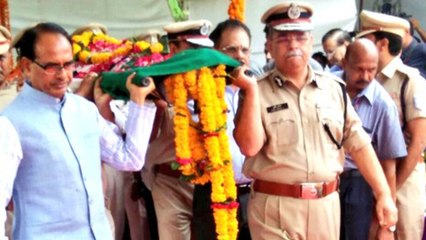 Shivraj Singh Chouhan पहुंचे ASI Amritlal Bhilala के Last Rites में, दिया कंधा | वनइंडिया हिंदी