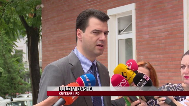 Lulzim Basha reagon për foton e Ballës: “Nuk më kujtohet” - News, Lajme - Vizion Plus