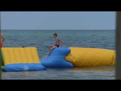 Shi në plazh; Pushuesit në Vlorë nuk i largohen detit - Top Channel Albania - News - Lajme