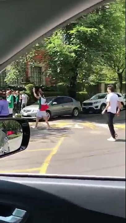 Des supporters mexicains remercient les Coréens devant leur ambassade