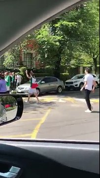 Des supporters mexicains remercient les Coréens devant leur ambassade