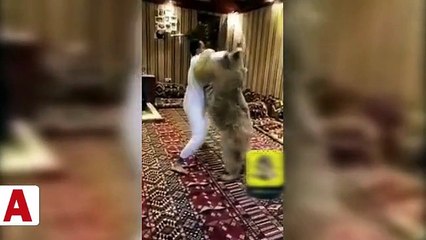 Ayıyla güreşen adam hayrete düşürdü