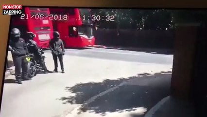 Angleterre : Des motards tentent de voler les bijoux d’une femme dans la rue (Vidéo)