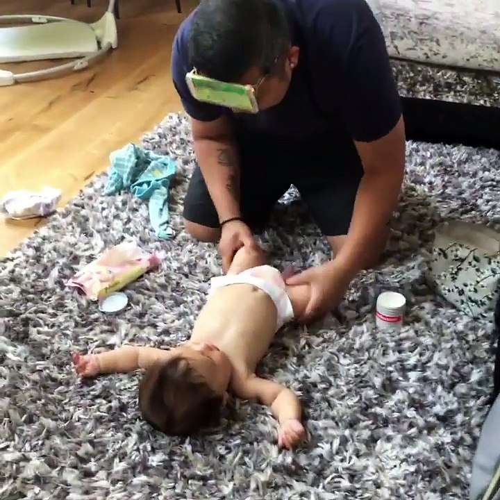 iPhone sur la tête pour occuper son bébé pendant le changement de couche !