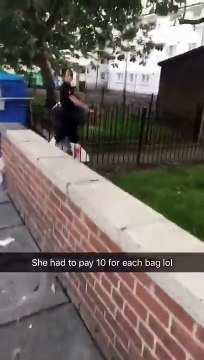 Maniaque elle met des sacs plastiques par-dessus ses chaussures pour les protéger !