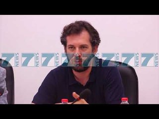 HELMOHEN TURISTET NE GJIROKASTER - News, Lajme - Kanali 10